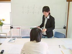 神奈川県の学習塾に実物を踏まえたの算数の授業があった。
